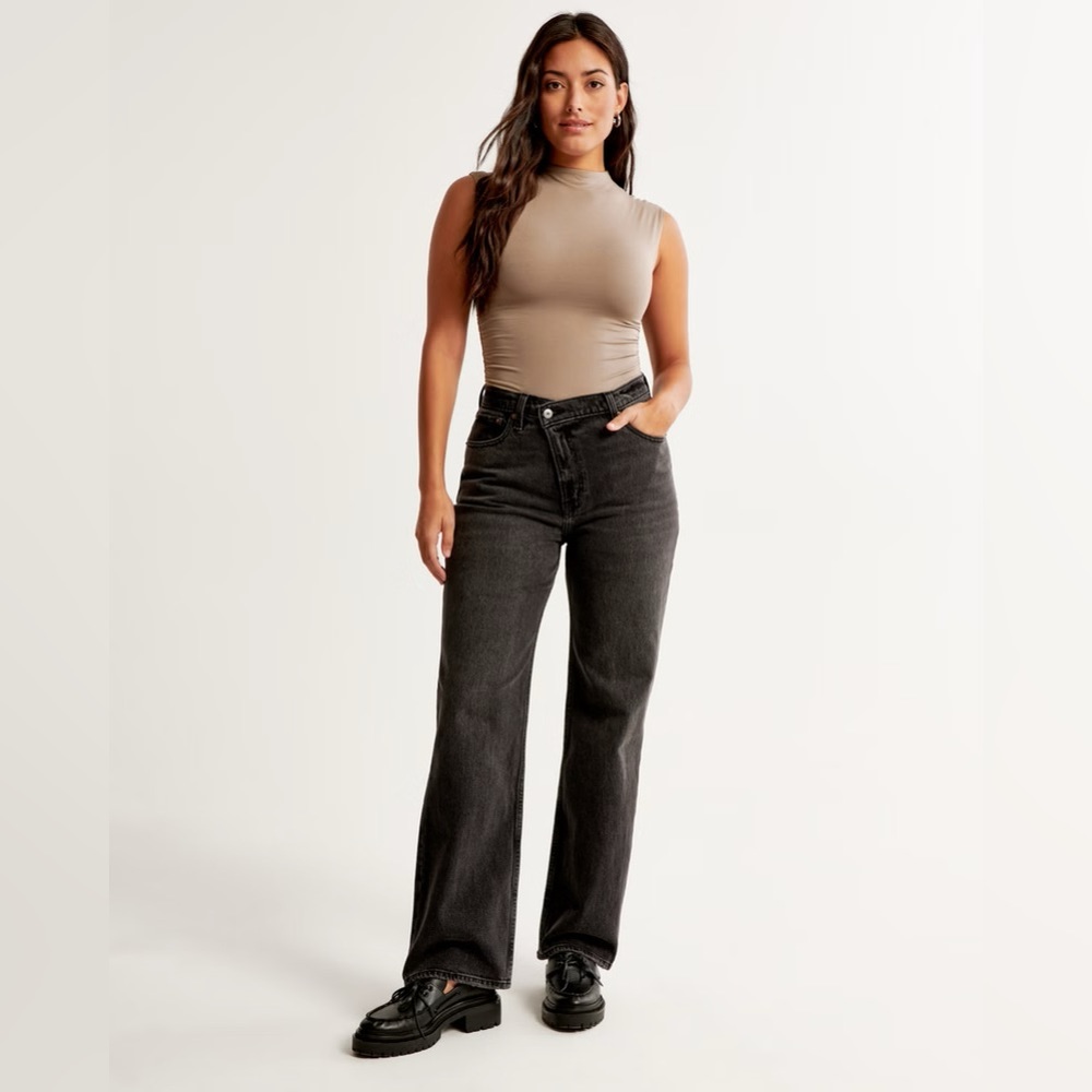Abercrombie & Fitch Curve Love High Rise 90s Straight Jean - Black (4 Long)